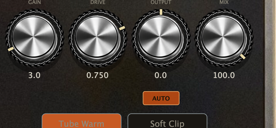 Ряд ручек: GAIN, DRIVE, OUTPUT, MIX и тумблер AUTO